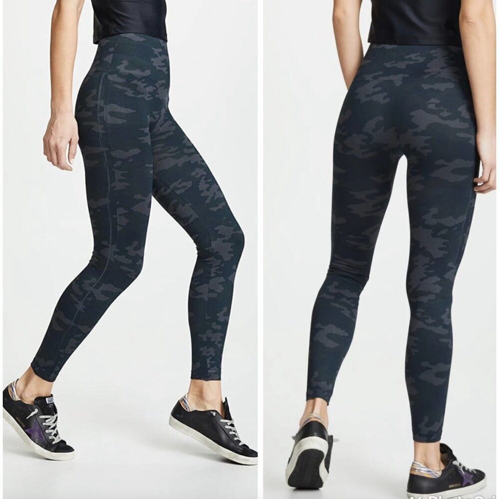 Spanx Look At Me Now Seamless Legging in Black Camo NWOT size small